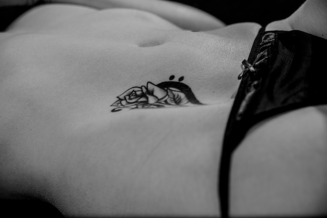 žena s tetováním